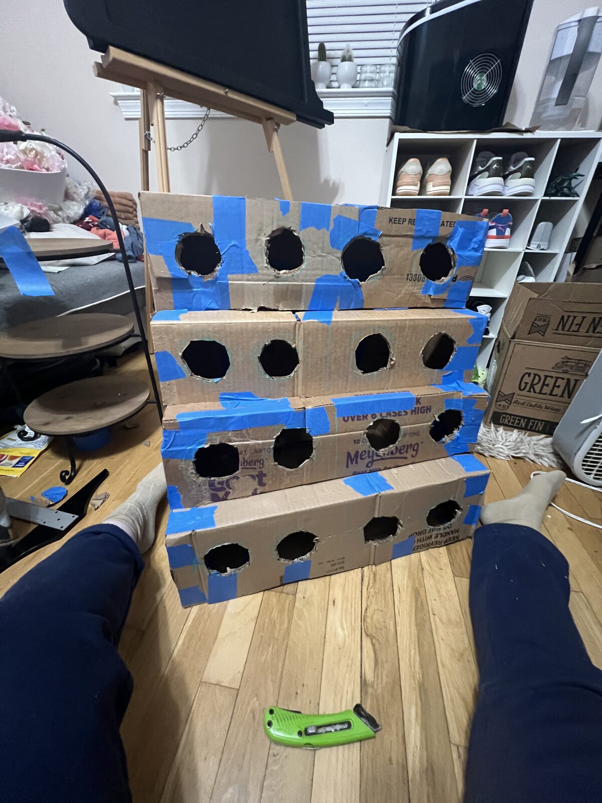 Cardboard bouquet holder structure with cut openings