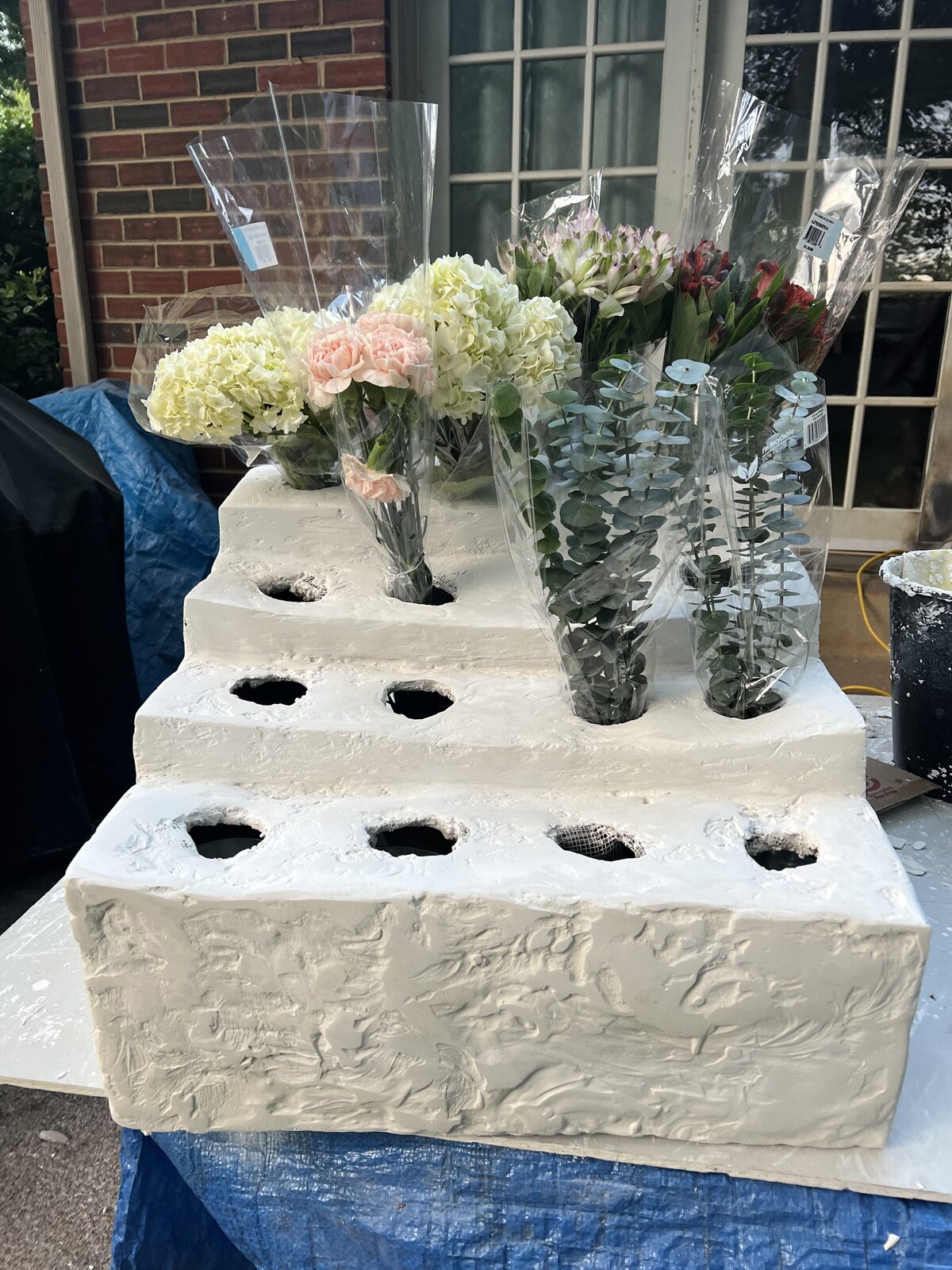 Plastered bouquet holder with early flower test stems